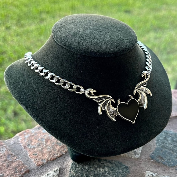 Black enamel heart with bat wings & devil horns valentine goth choker necklace - Picture 5 of 14